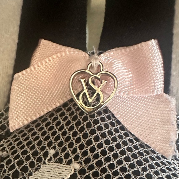 Victoria's Secret Lace Bra - Black and White - Picture 2 of 8